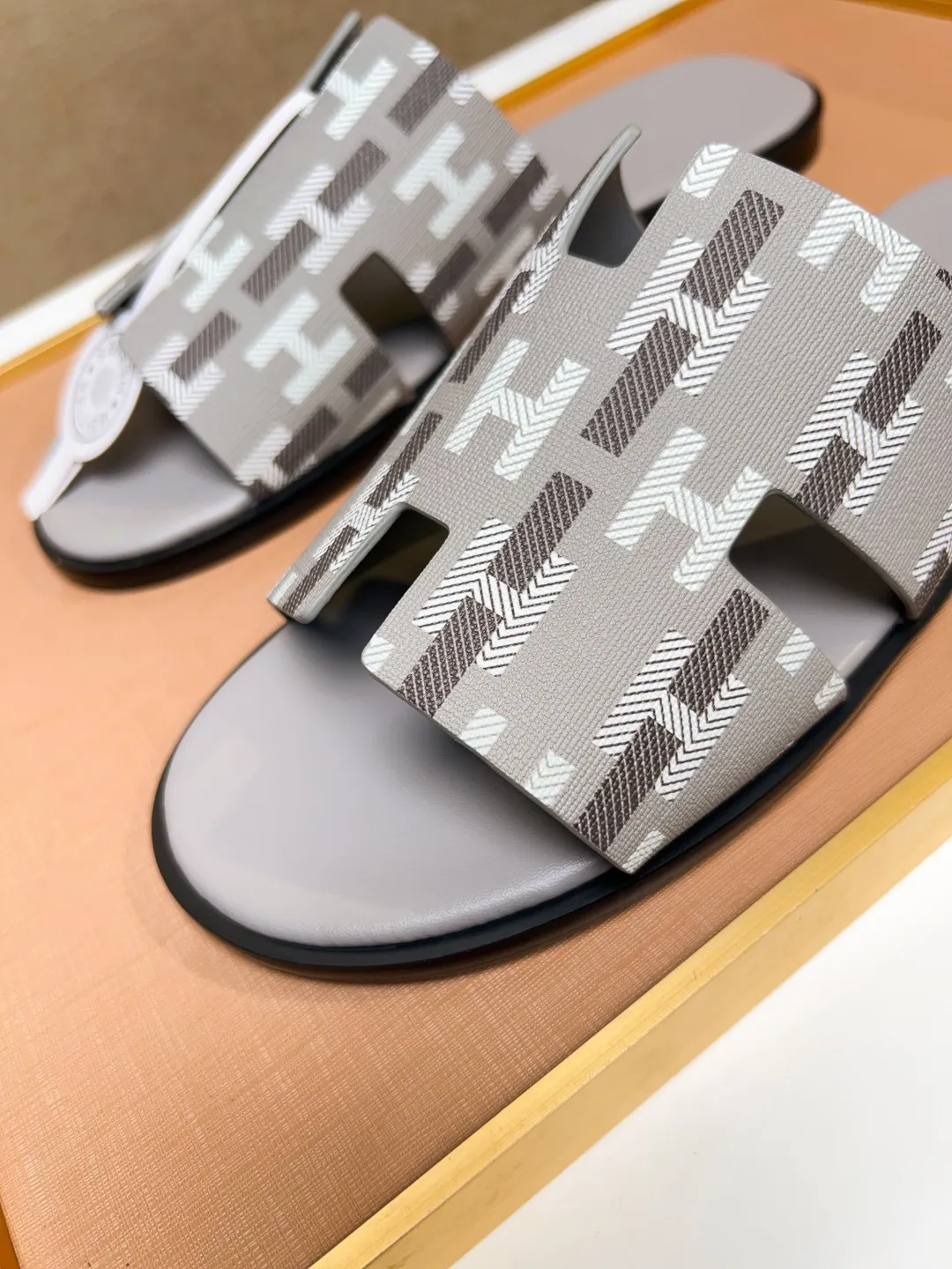 Men's clothing and shoes 💰280 💅💅💅 new arrival. Hermes Hermes official website latest counter synchronized new oran color leather H slippers, the original Paris version flew back to the original model and opened the mold to make it perfectly🍌The highest quality Sincerity, you can enter and leave the counter at will [Deyi] The upper is made of original customized  colored palm prints, crocodile print, ostrich print, colored cow leather, colored cow suede, 🤔 horse hair, 🥳 colored diamonds, 🥰 3D printing, and other genuine leather slippers, imported cow pattern foot pad lining, Italian  latest original genuine leather combination outsole Code number: 38-48 (customized at 46.47.48) Can be made into picture combination sole with genuine leather pattern and ordinary molded outsole